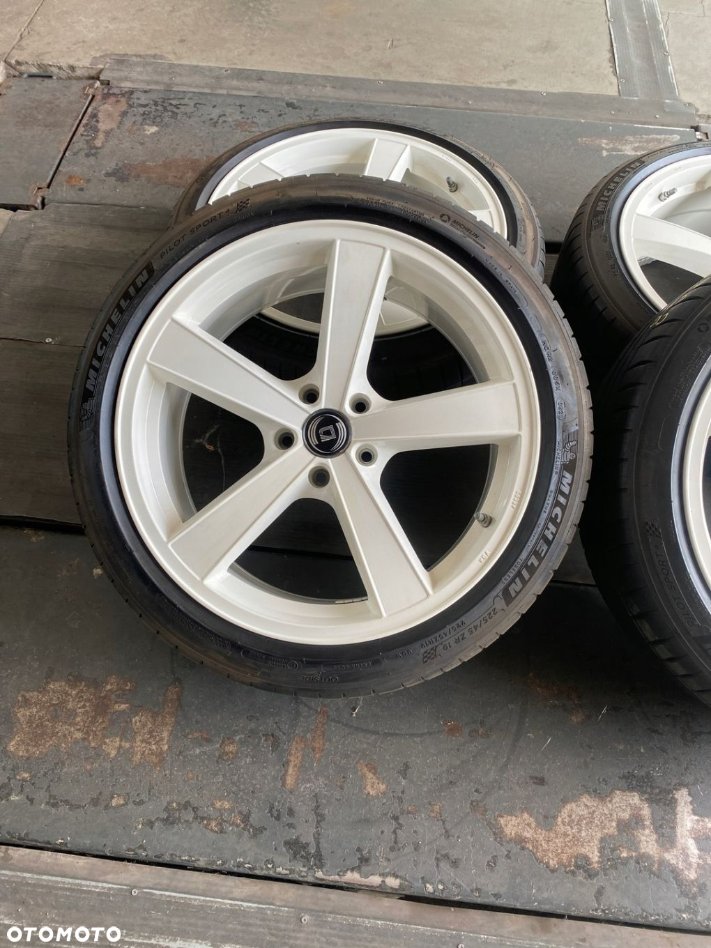 Felgi Aluminiowe Uniwheels 5x114,3 8,5jx19 et35 - 3