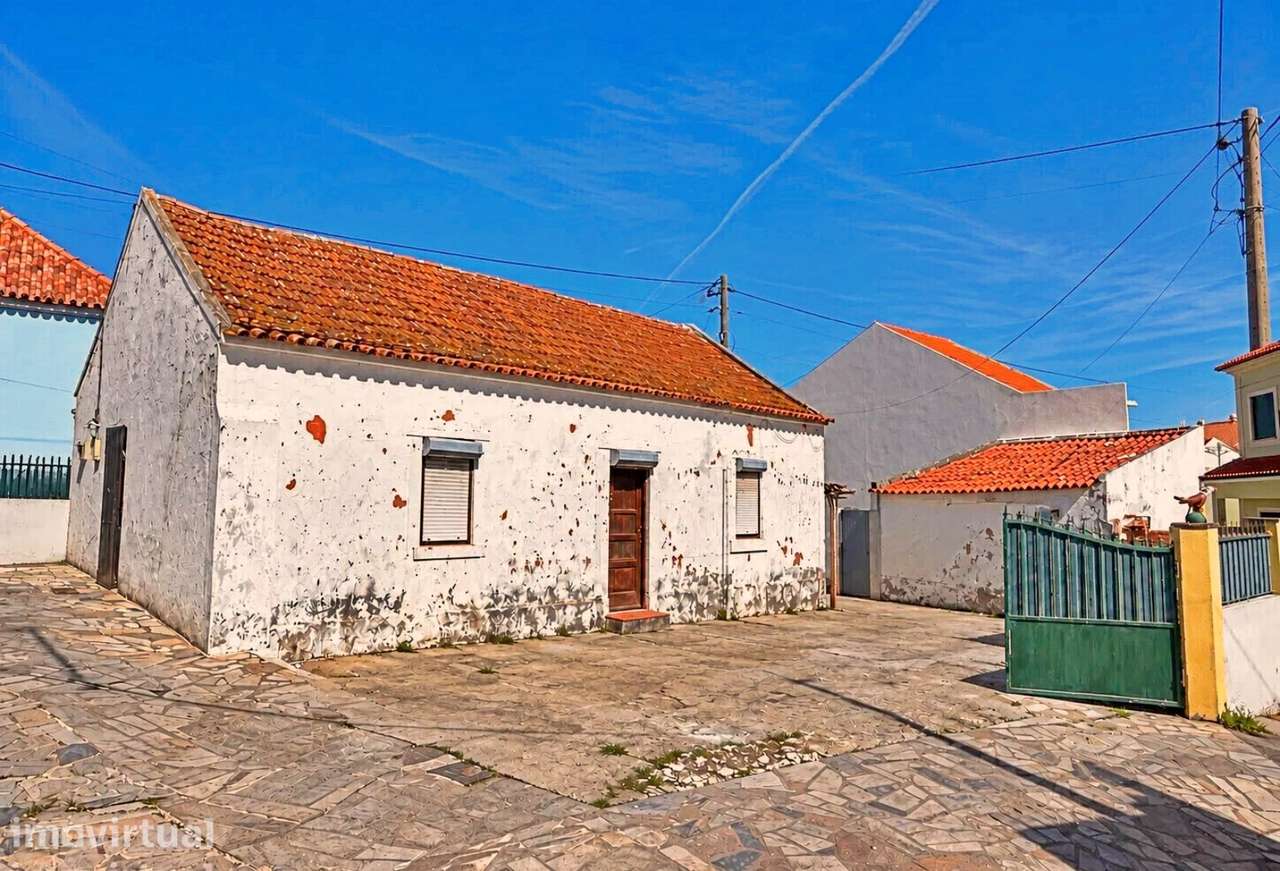 Moradia T2+1 com Pátio e Garagem para Recuperar em Casas Novas - Grande imagem: 4/24