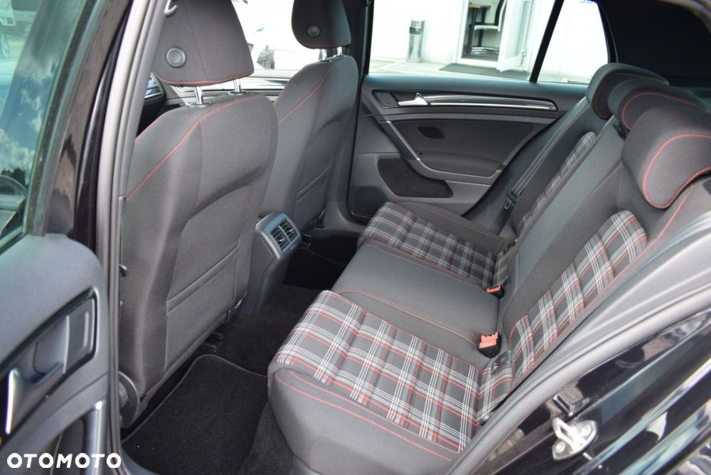 Volkswagen Golf - 22