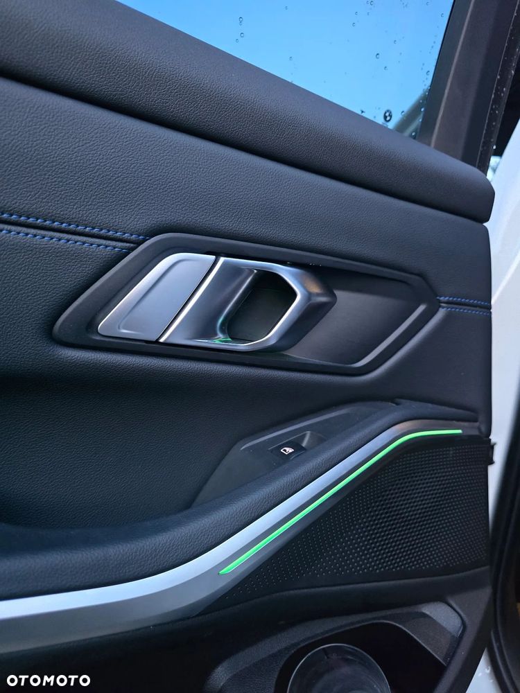 BMW Seria 3 318i M Sport - 13