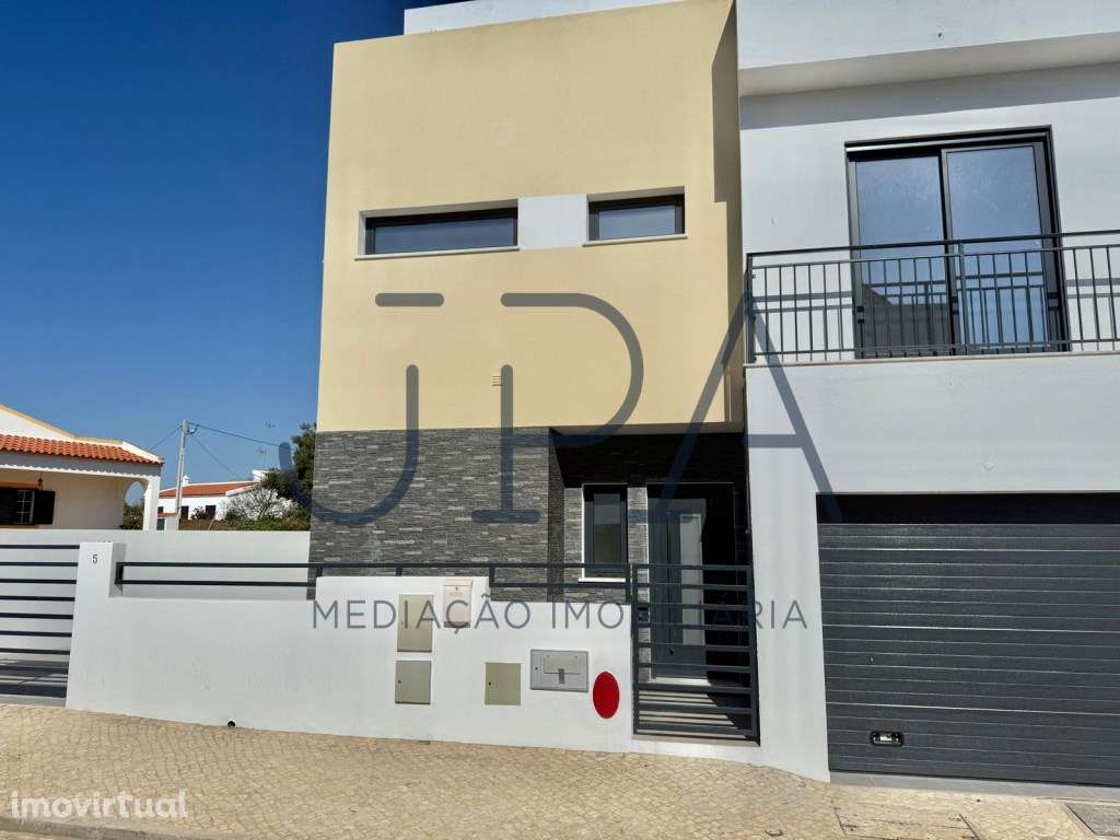 A estrear. Moradia Geminada V3+1 com Piscina e garagem - Grande imagem: 3/51