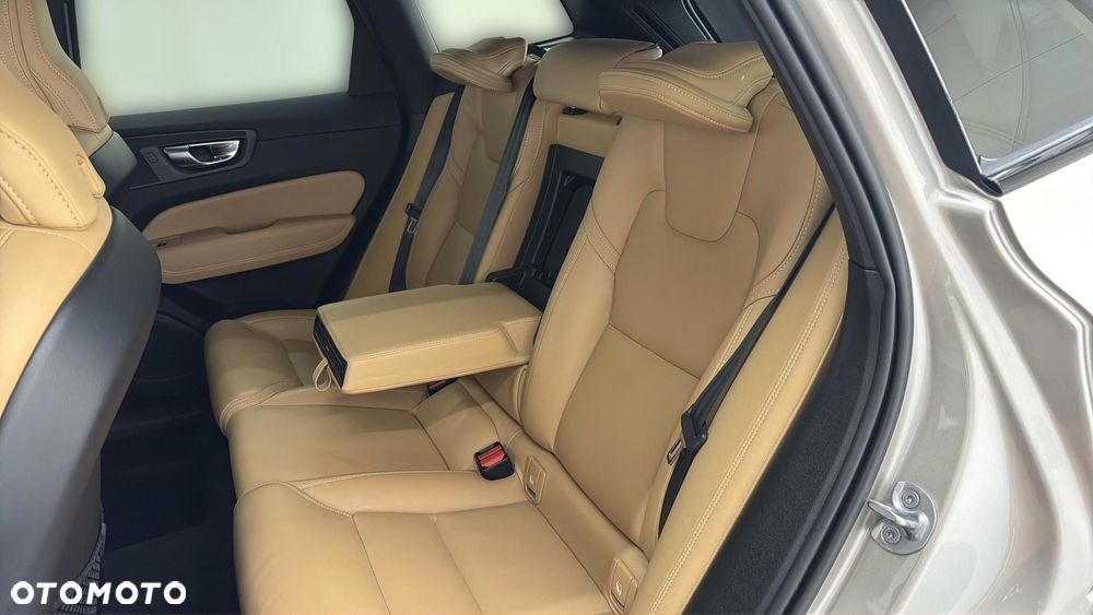 Volvo XC 60 B4 D Plus Dark - 19