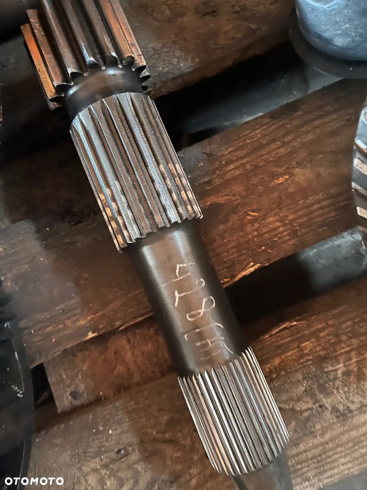 Półośka 16 zębów mostu tylnego CAT 428 - 5