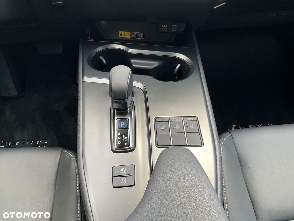 Lexus UX 300h F Sport Design - 26