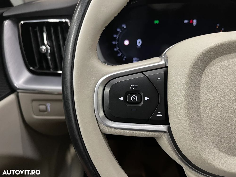 Volvo XC 60 B4 MHEV AT8 AWD Momentum - 24