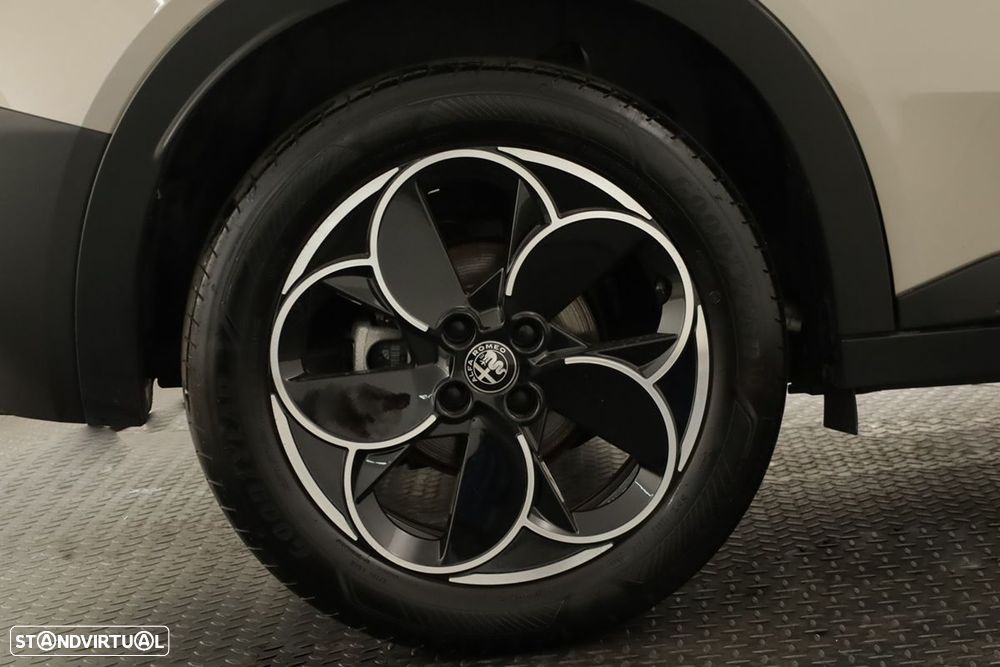 Alfa Romeo Junior Elletrica 50 kWh - 5