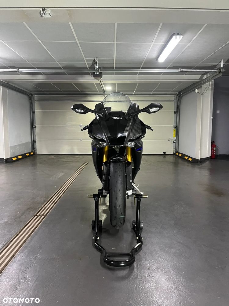 Yamaha R1 - 1