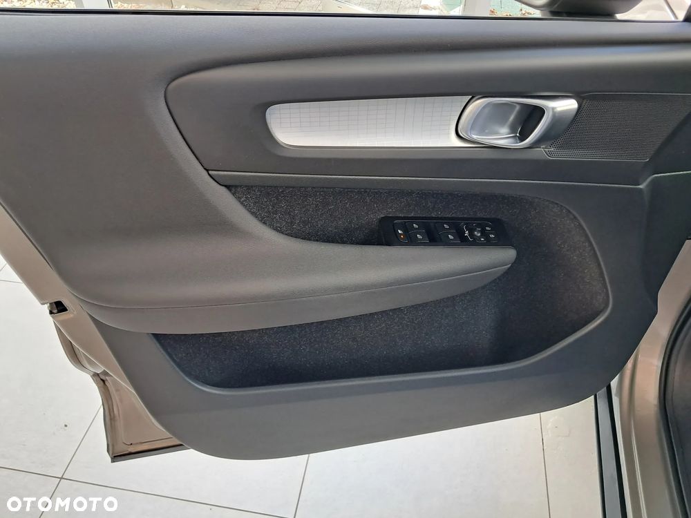 Volvo XC 40 T3 Momentum - 12