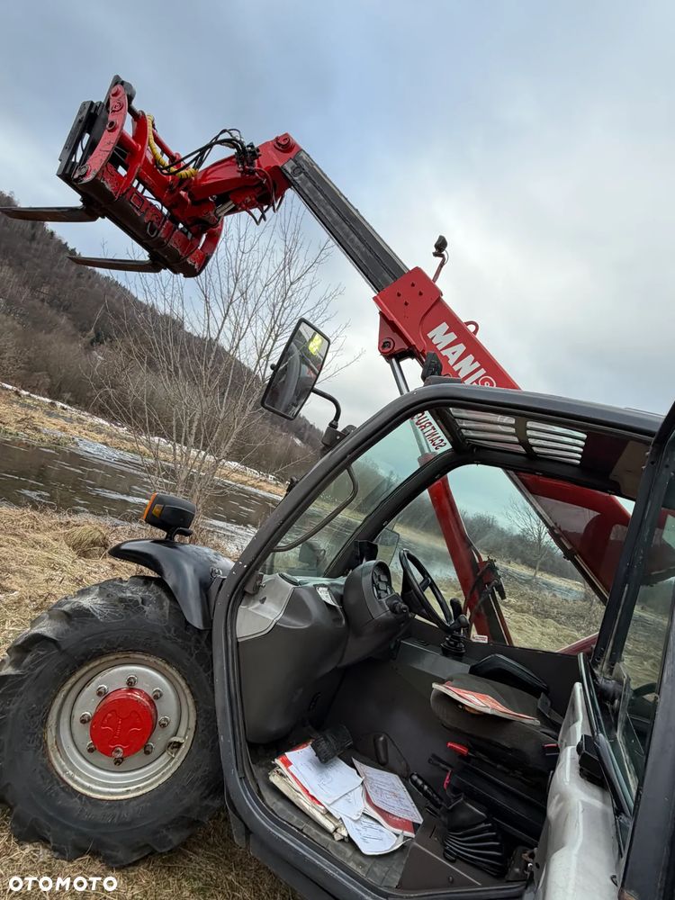 Manitou MLT523  Ładowarka teleskopowa 5m Wysięg 2,3 tony udzwig. Posuw wideł Hydrauliczny oraz rozsuwanie wideł hydr. Szybko-złącze hydrauliczne. 2x kamera PERKINS silnik TURBO  z Komuny Norweskiej! Jak Nowa 4287 mtg Zero luzów wycieków SERWISOWANA w  DEKRA.  Opony jak Nowe. Napęd 4x4 Hydrostatic REWERS - 7
