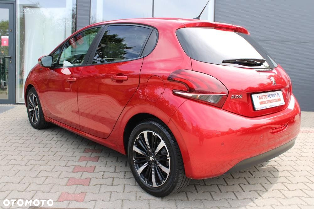 Peugeot 208 - 8
