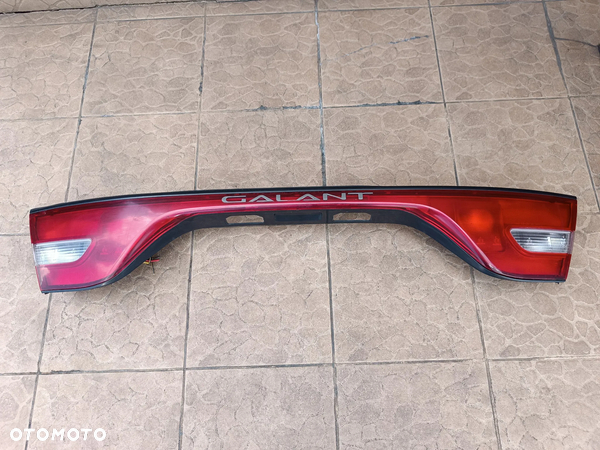 Mitsubishi Galant 7 VII (92-96) Sedan lampa tył tylna blenda oświetlenie klapy bagażnika