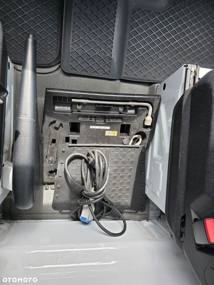 Mercedes-Benz Sprinter - 25
