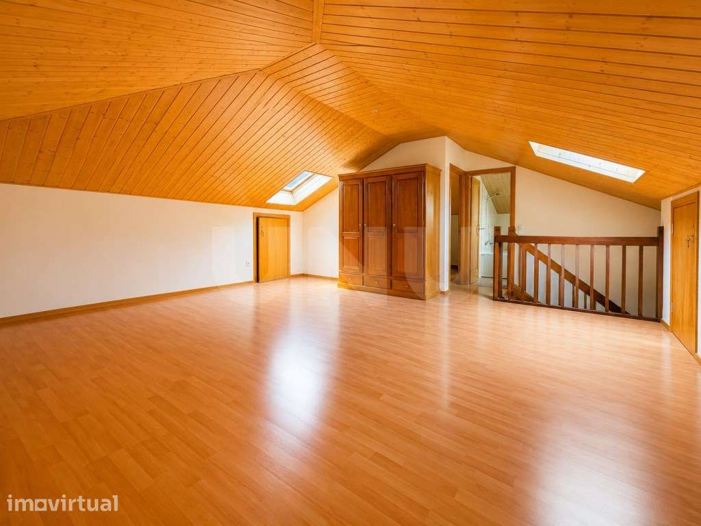 Moradia T3+1 Renovada c/ Garagem 6+ Carros | Terreno 1.080 m2 - Canedo - Grande imagem: 4/28