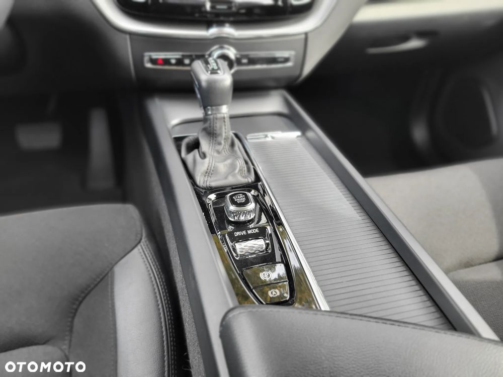 Volvo XC 60 T4 Momentum Pro - 17