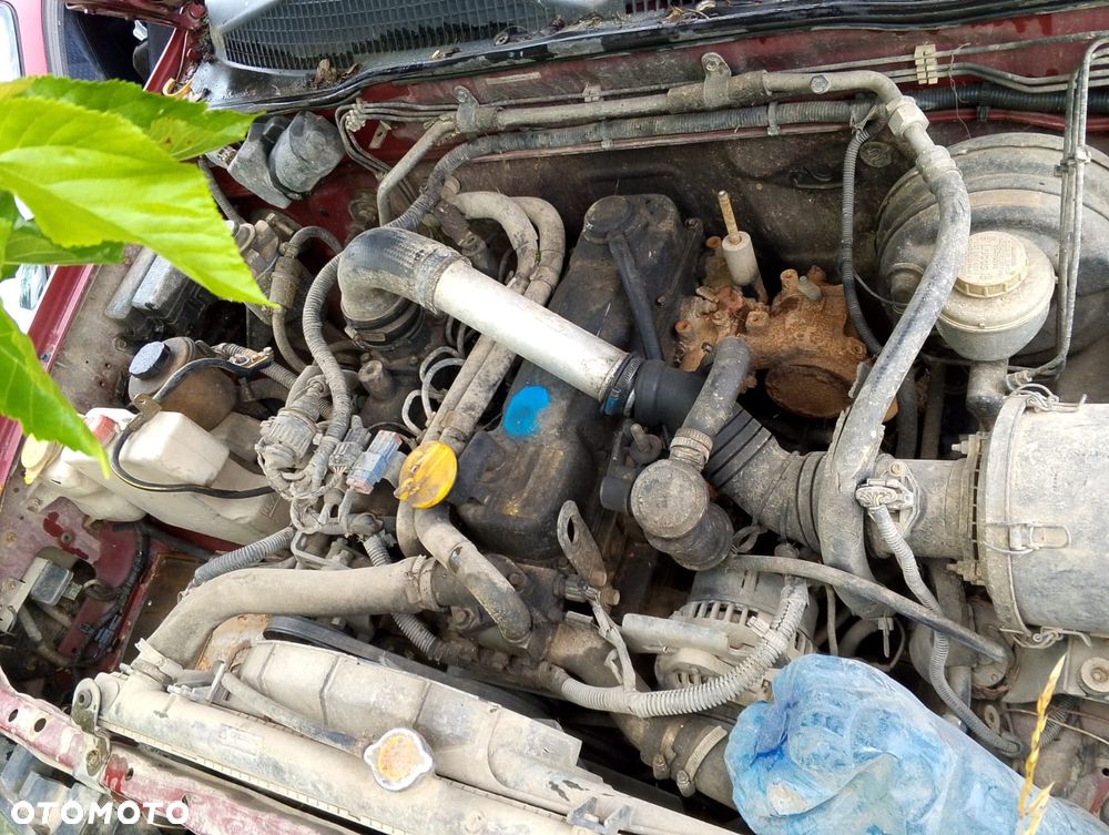Nissan Terrano (86-06r.) 2.7 B 125KM. Silnik TD28TI Skrzynia . Cały na części. GWARANCJA !!!  Przód Tył Zestaw Komplet Drzwi Klapa Zderzak Błotnik Maska Grill Atrapa Szyba Pas Lampa Lusterko Boczki Fotel Kanapa Kokpit Deska Rozdzielcza Przełącznik Włącznik Sterownik Przewody Wiązka Instalacja Moduł Komputer Czujnik Listwa Pompa Alternator Wtryski Głowica Rozrusznik Kompresor Sprzęgło Dwumas Silnik Skrzynia ABS Klimatyzacji Paliwa Wspomagania Kolektor Turbina Przepustnica Zawór Chłodnica Koło Hak Belka Sanki Zawieszenie Mcpherson Półoś Amortyzator Wydech Tłumik Zacisk Most - 6