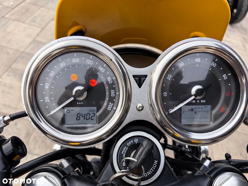 Triumph Bonneville - 25