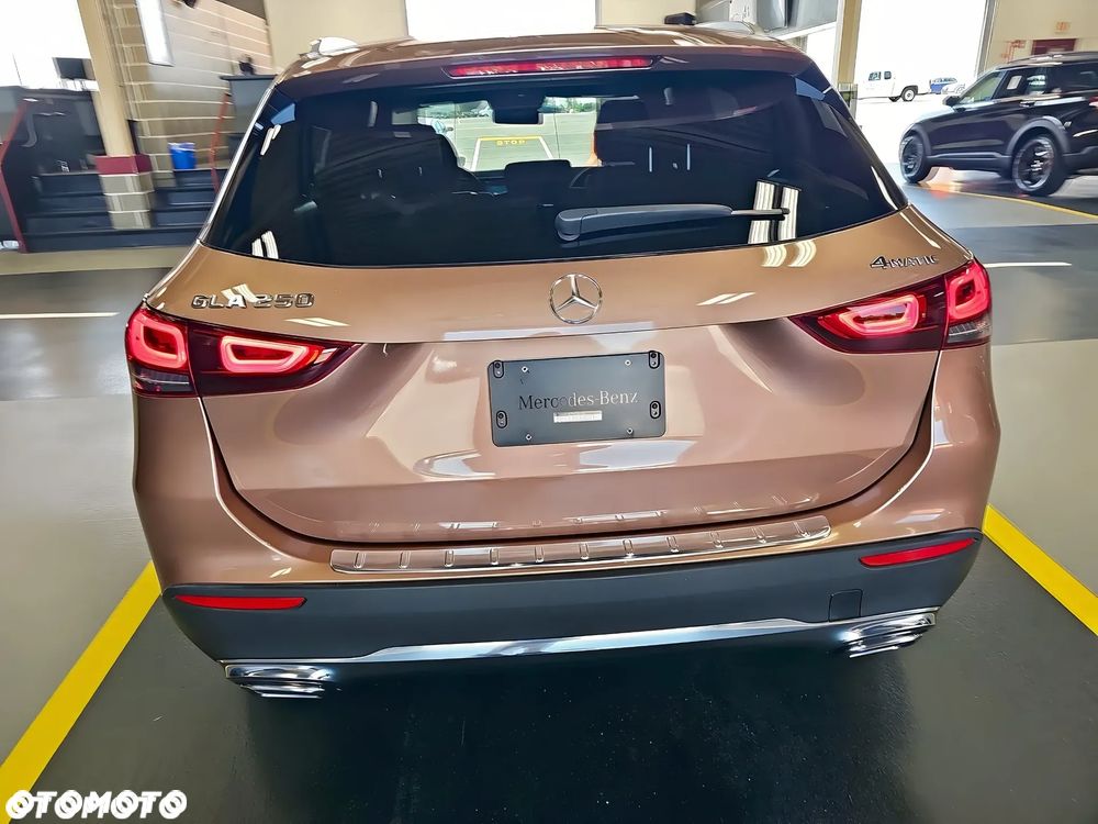 Mercedes-Benz GLA 250 4-Matic AMG Line - 3