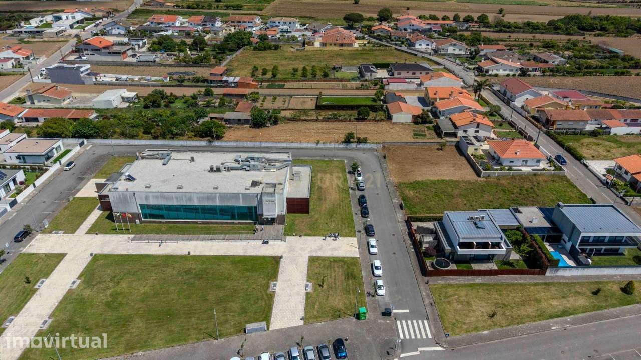 Oportunidade Única em Ovar: Espaço Versátil e Acessível - Grande imagem: 2/13