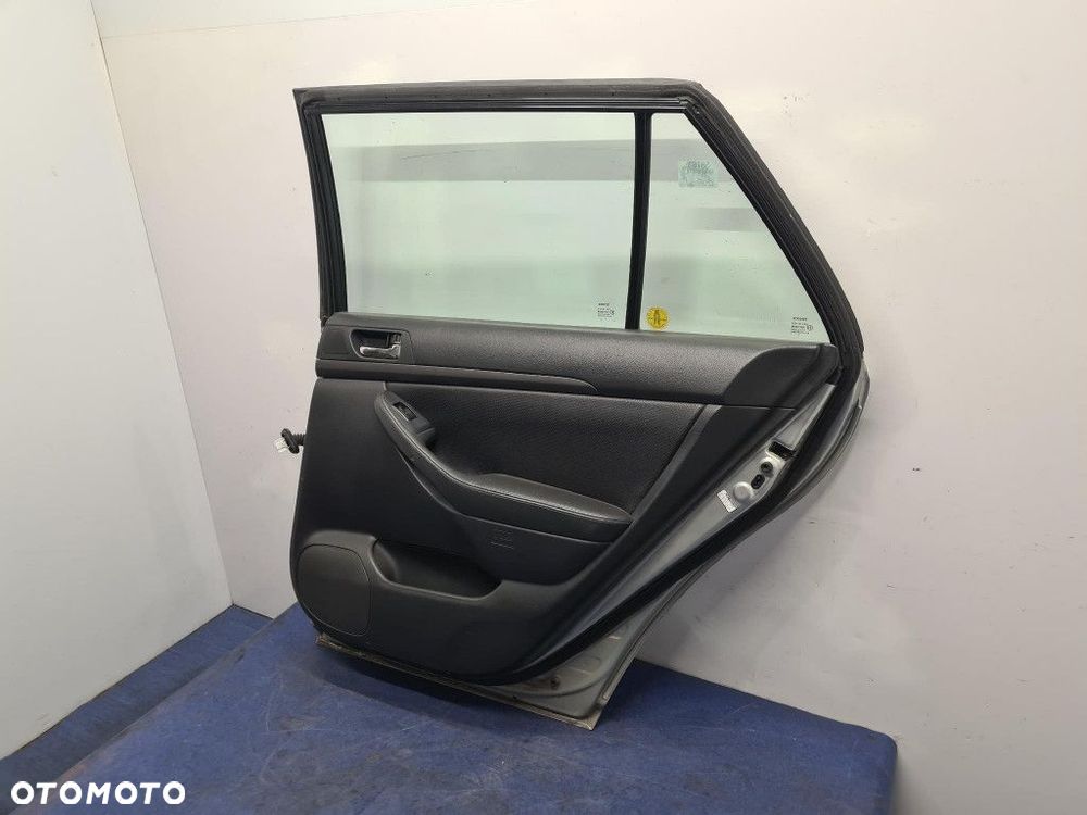 TOYOTA AVENSIS T25 DRZWI TYŁ PRAWE 1C0 - 14