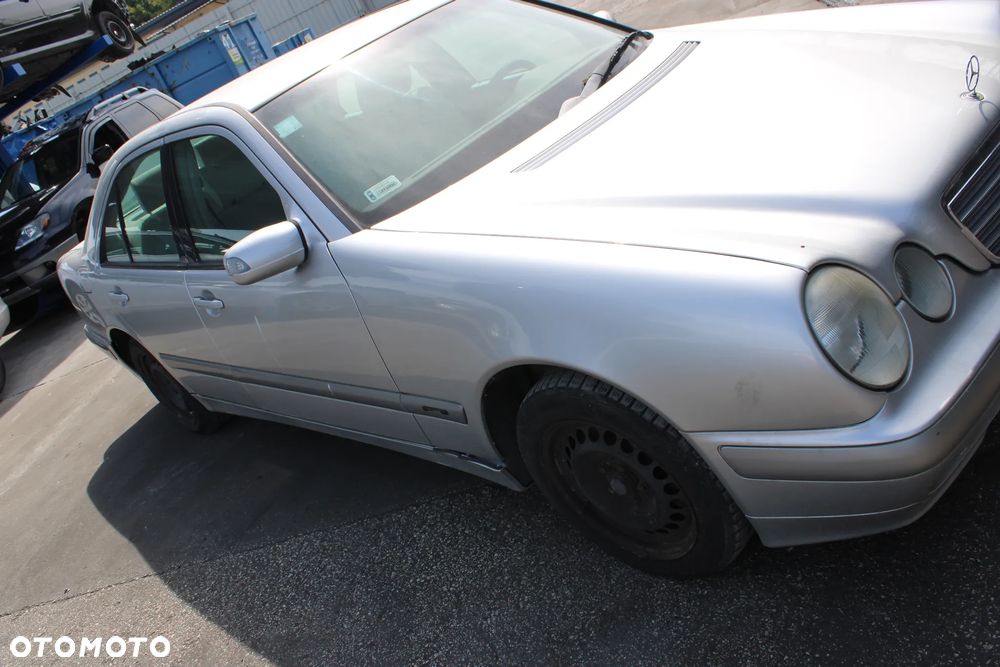Mercedes W210 Sedan  Maska 744 Drzwi - 7