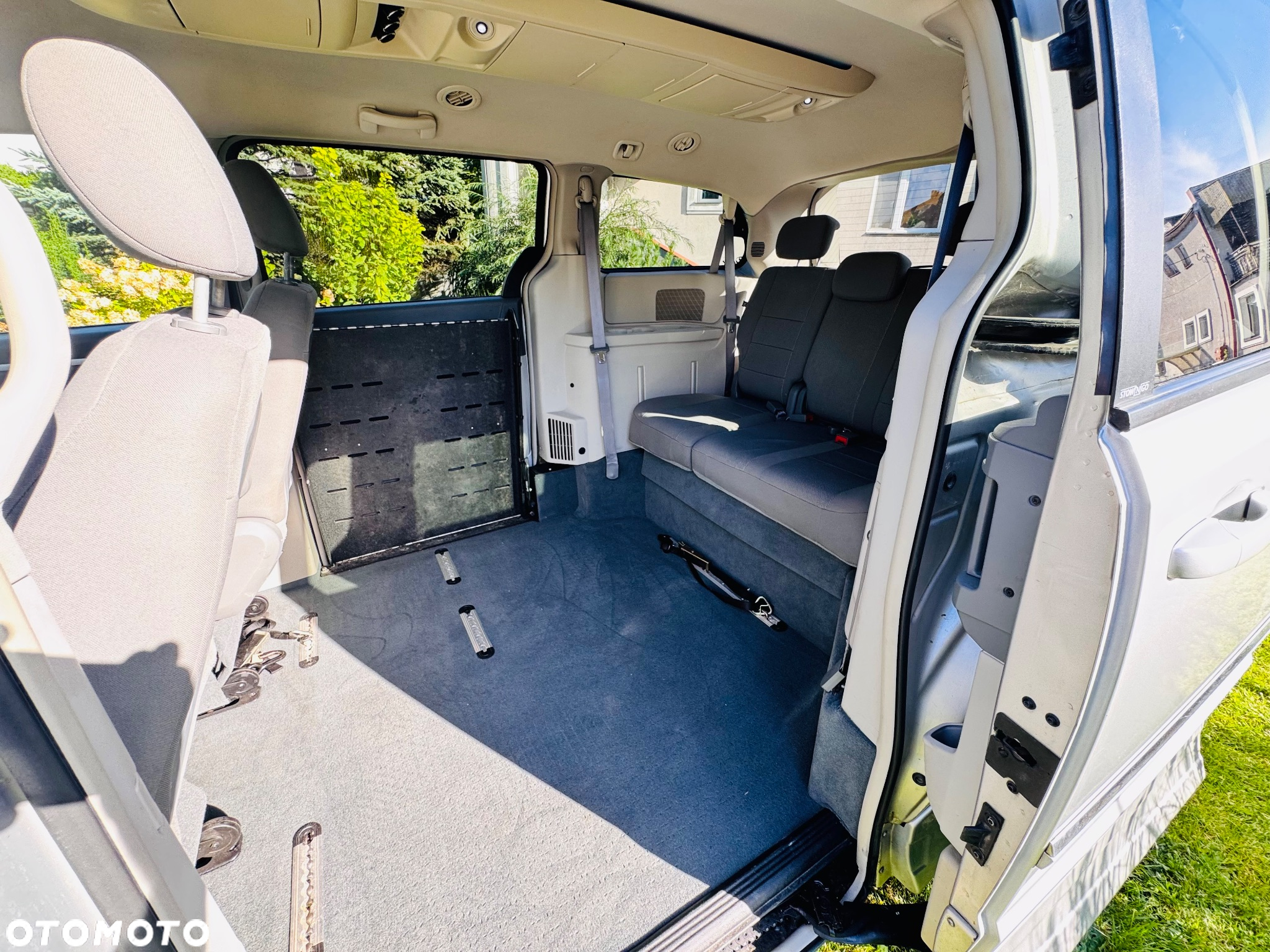 Dodge Caravan - 17
