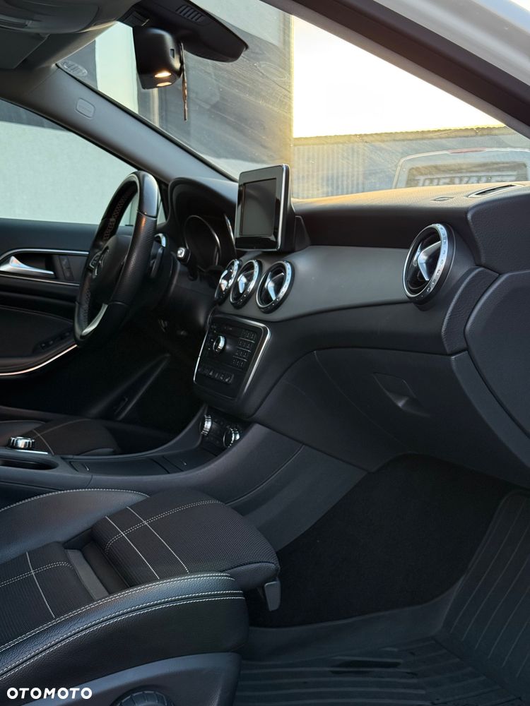 Mercedes-Benz GLA 200 7G-DCT - 17