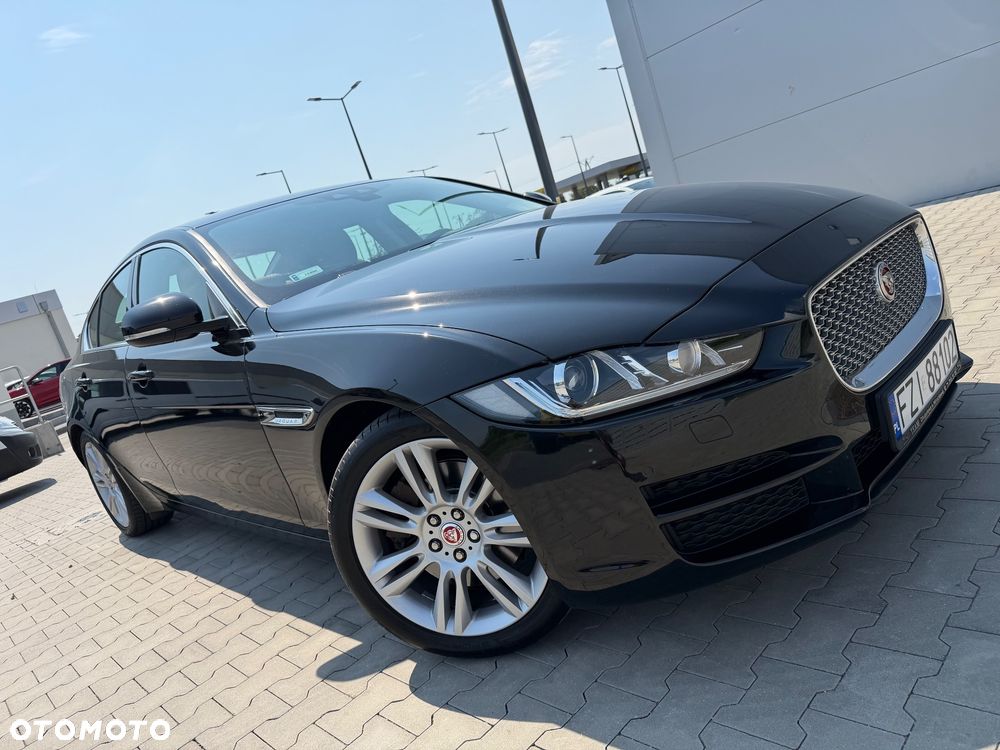 Jaguar XE 2.0 T Portfolio - 5