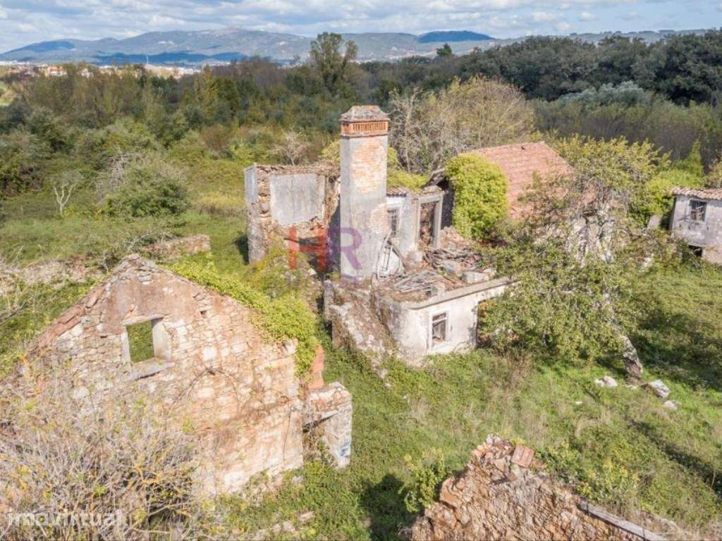 Vende-se Terreno com casas em ruina com 8000m2 - Grande imagem: 4/25