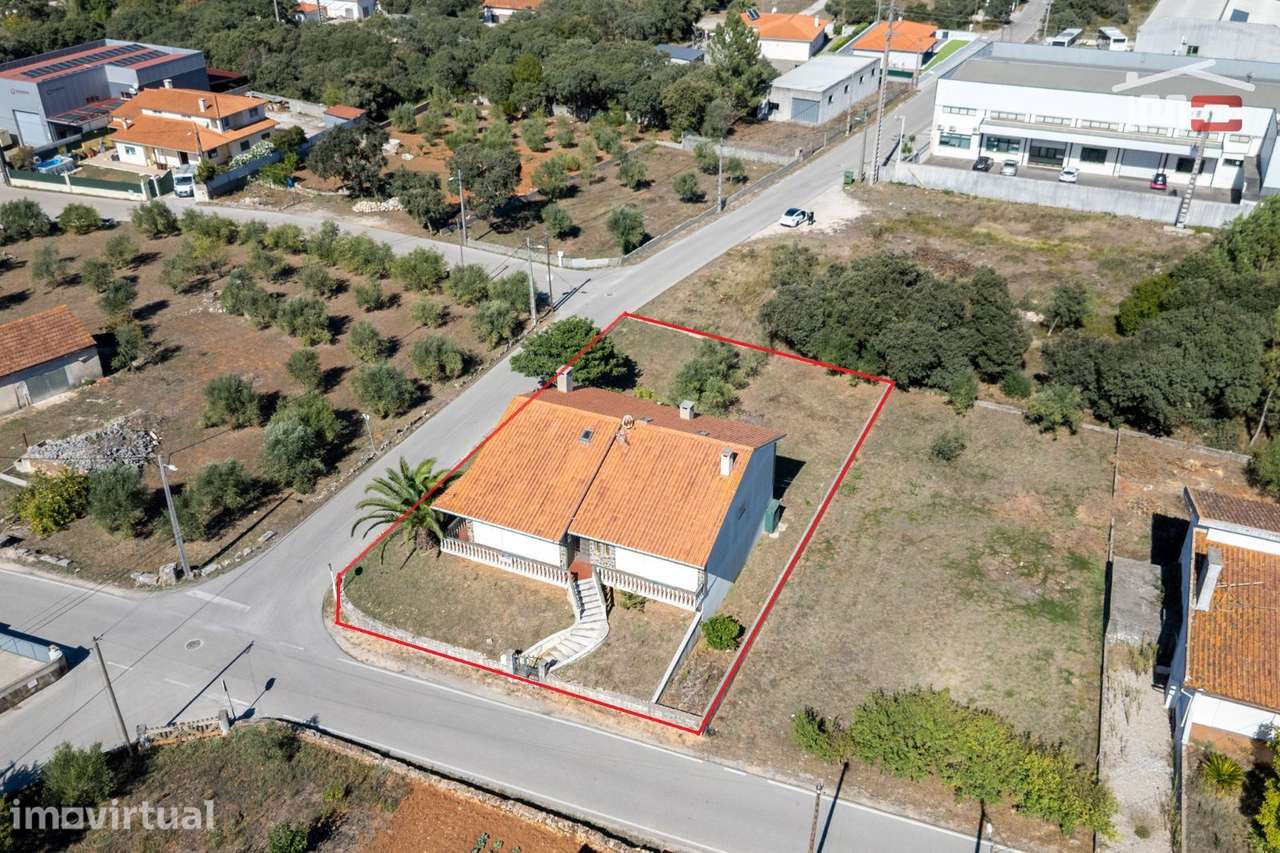 Moradia T4 com garagem, jardim e logradouro na Freguesia de Fátima - Grande imagem: 2/38
