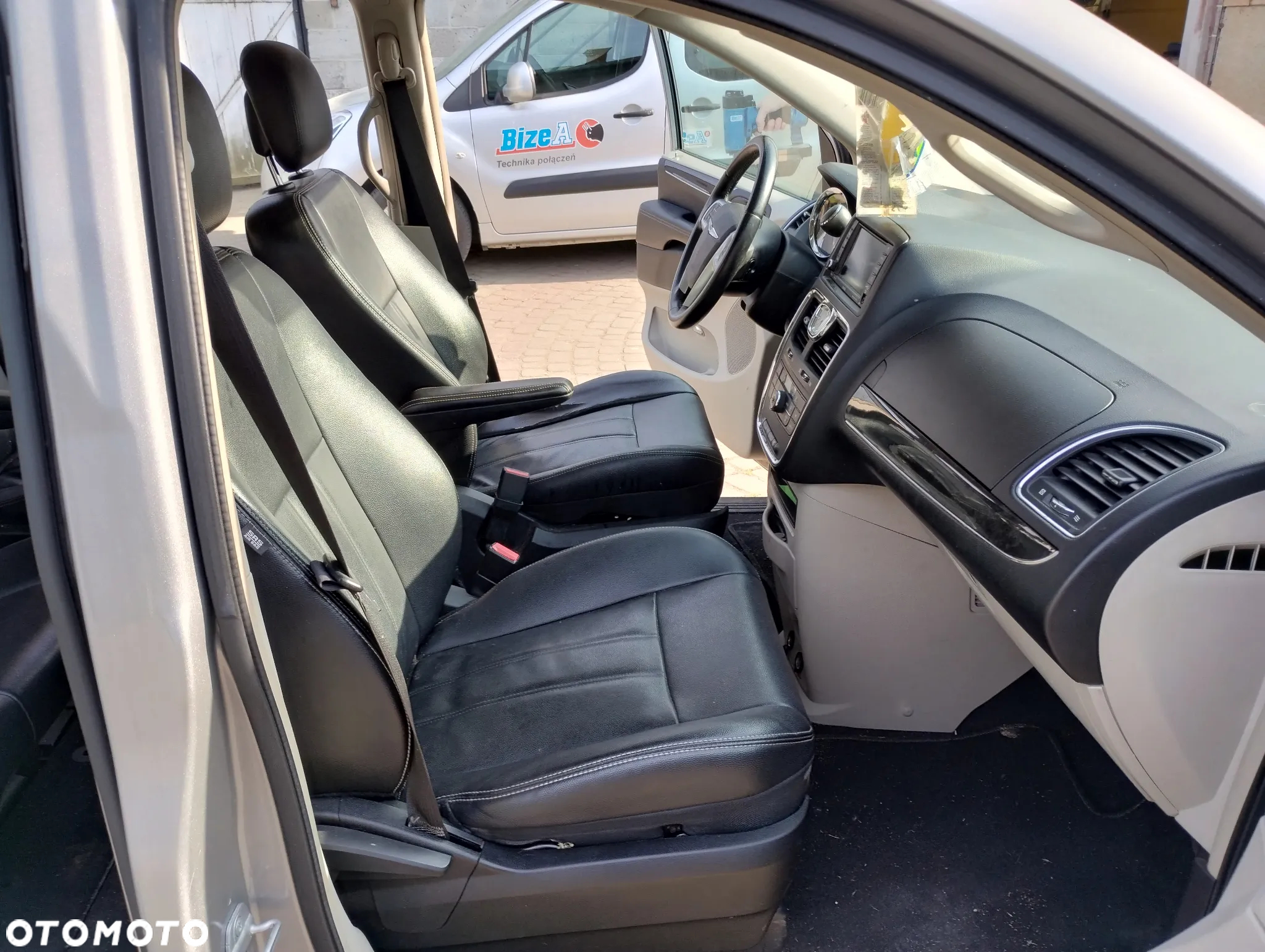 Chrysler Town & Country - 11