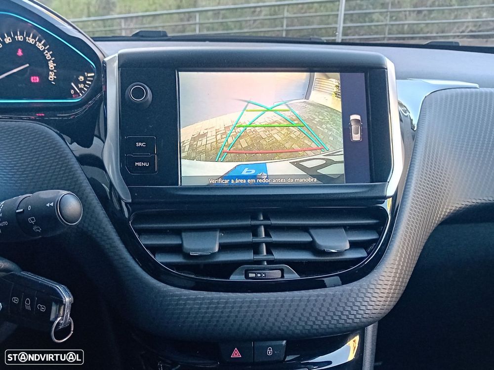 Peugeot 2008 1.2 PureTech Allure EAT6 - 17