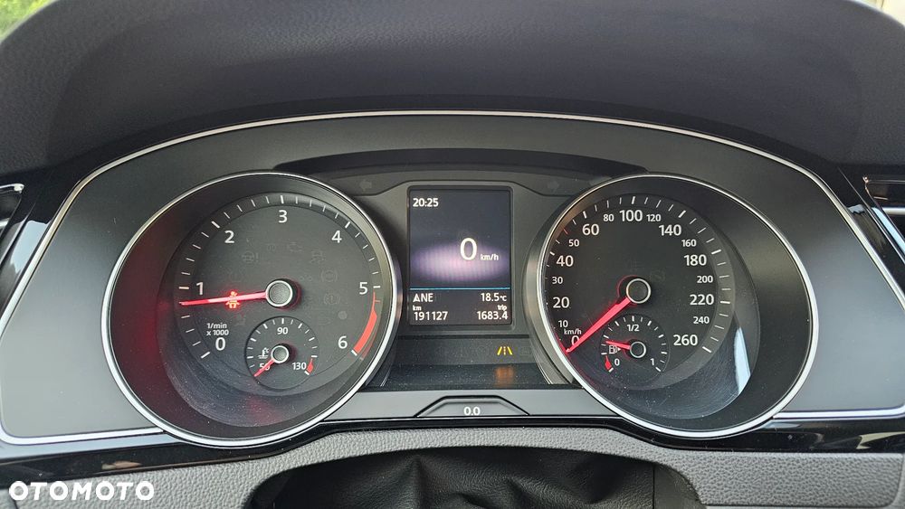 Volkswagen Passat 2.0 TDI SCR Comfortline - 12