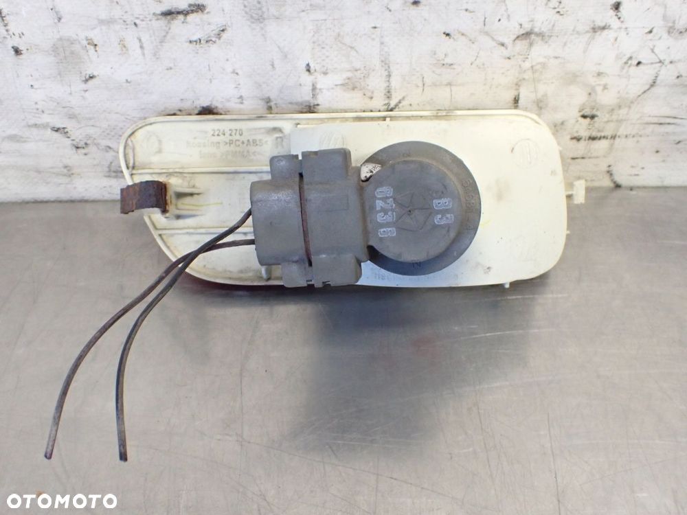 LAMPA PRAWA TYLNA W ZDERZAKU CHRYSLER PT CRUISER 2.4 LIFT 05116068AC - 3