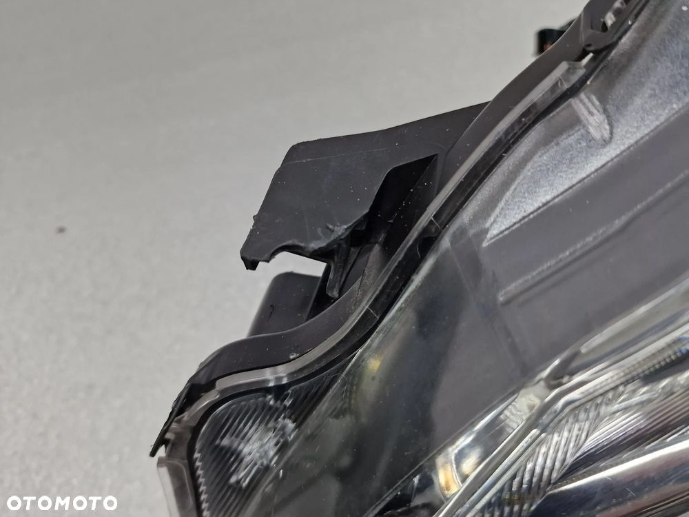 TOYOTA YARIS III 3 LIFT 17- PRAWA LAMPA PRZEDNIA PRZÓD SOCZEWKA , NR AUKCJI LA396 - 24