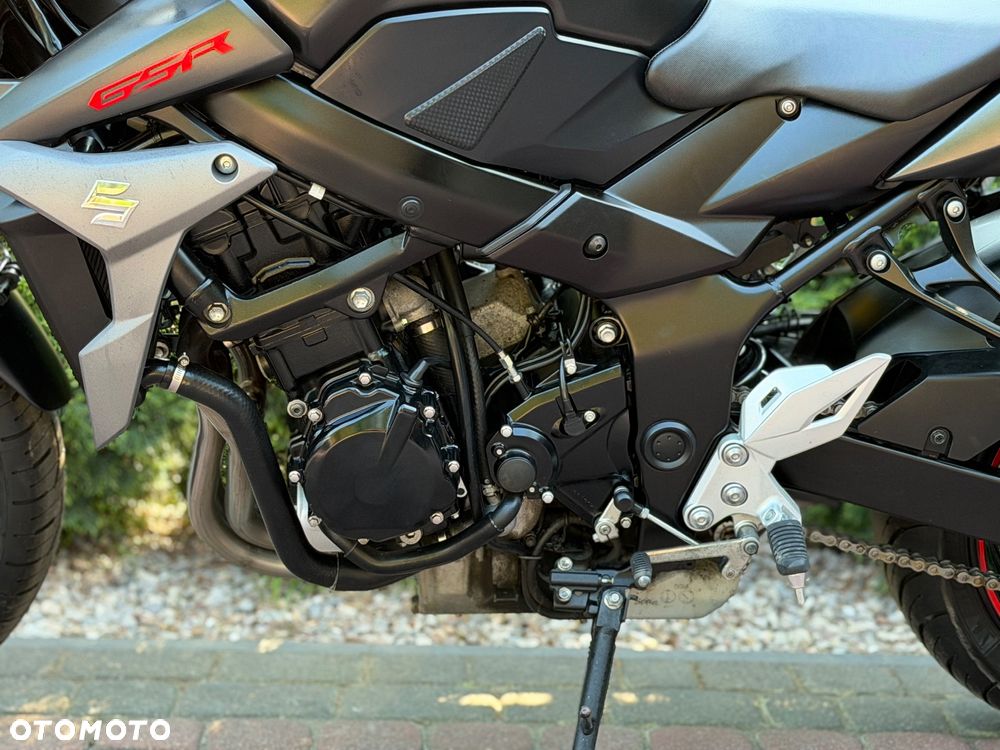 Suzuki GSR - 16