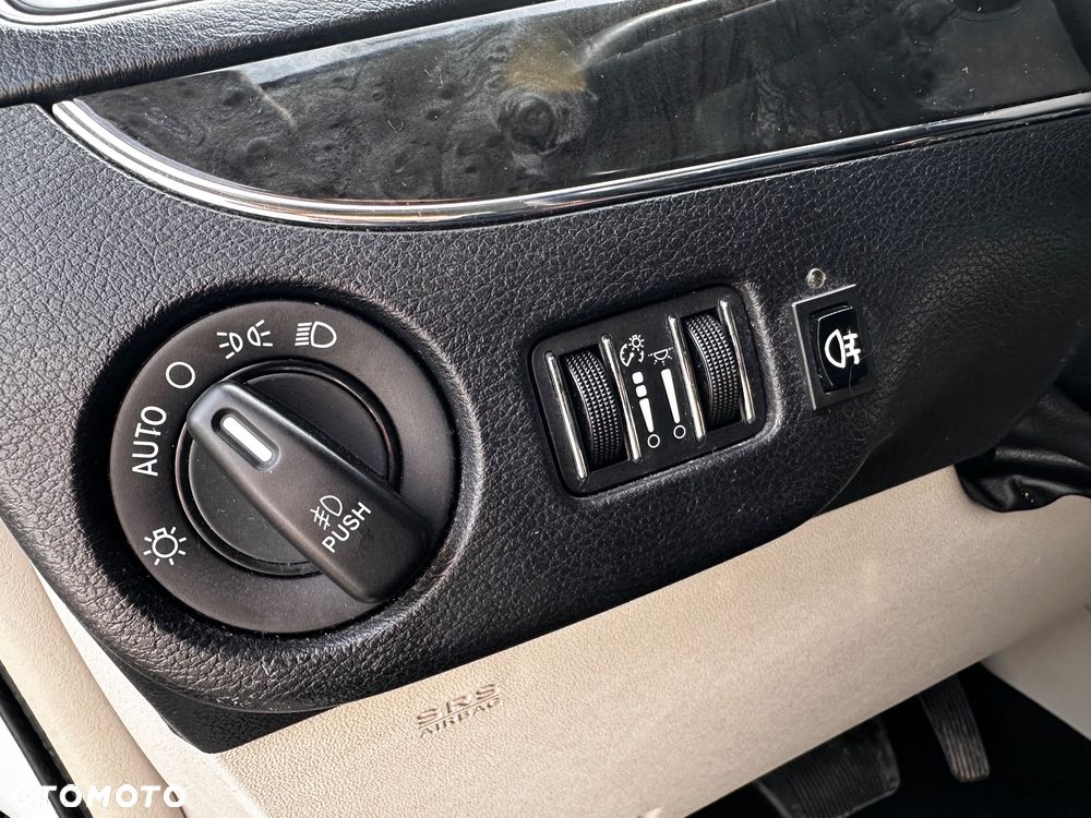 Chrysler Town & Country 3.6 Limited - 27