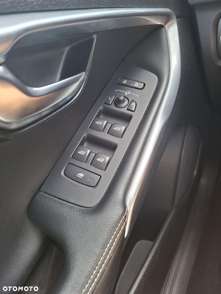 Volvo V40 D2 Drive-E R-Design Momentum - 6