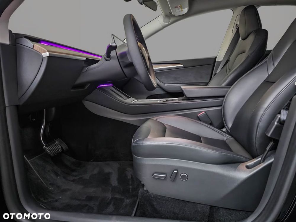 Tesla Model Y Long Range AWD - 17