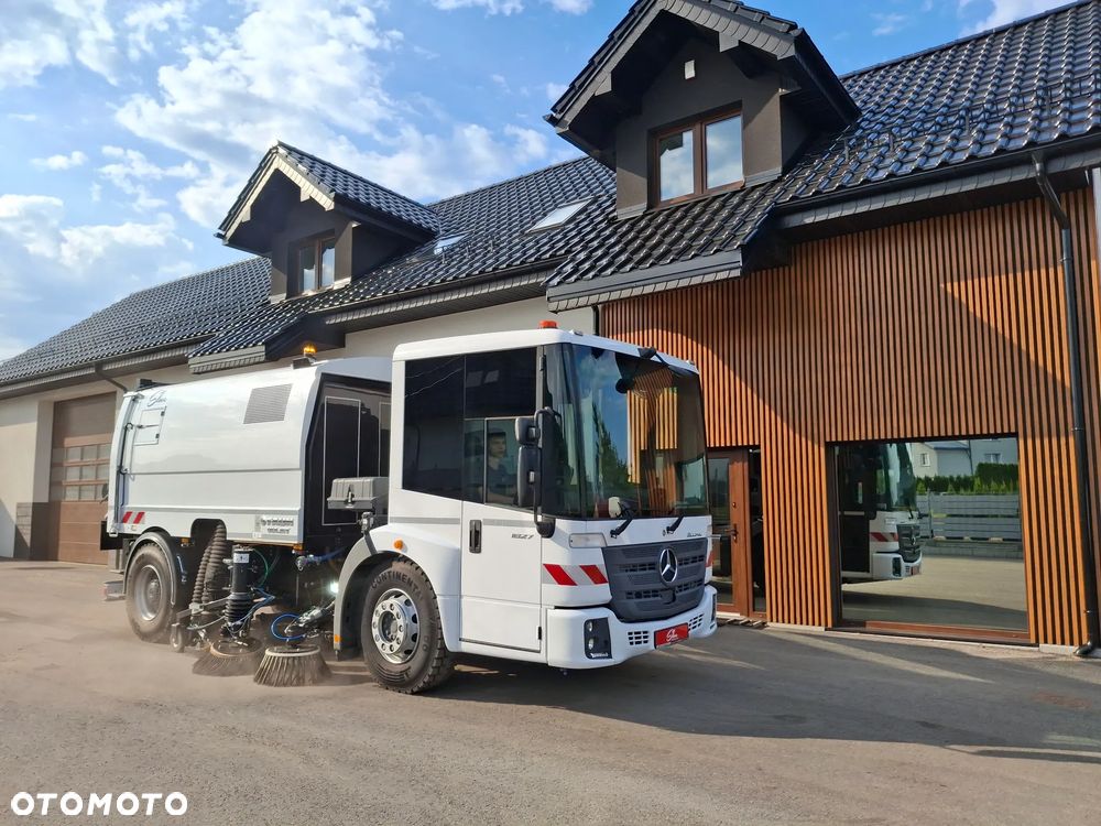 Mercedes-Benz Econic 1827 Zamiatarka FAUN Viajet EURO 6 PM10 Dodatkowy Silnik W Zabudowie Dodatkowa Szczotka Odchwaszczarka Dodatkowy Zbiornik Wody Rura do Liści Studzienek Samochód Jak Nowy 860 km Przebiegu 2023 Rok Zamiatarka Uliczna - 14