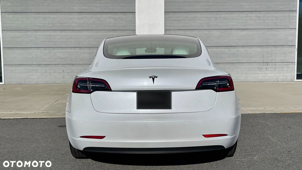 Tesla Model 3 - 8