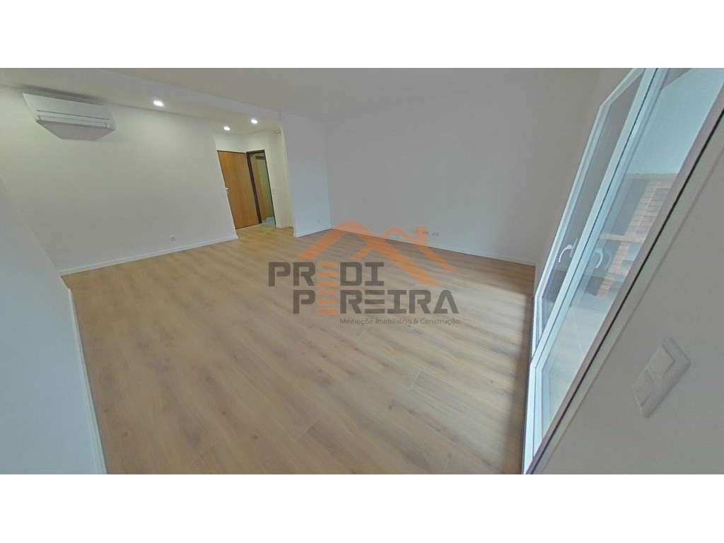 Apartamento T3, novo, com varanda e box para dois carros, situado n... - Grande imagem: 3/28