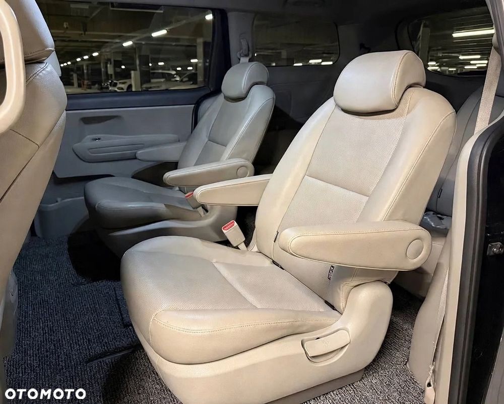 Kia Carnival - 9