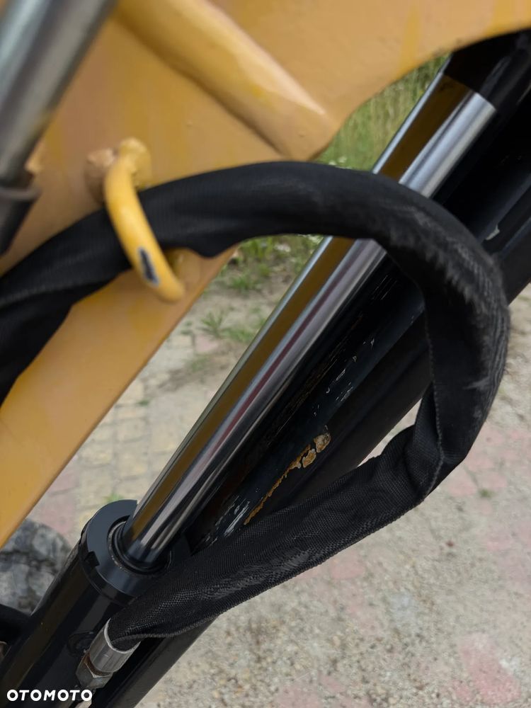 Yanmar SV18 Koparka Gąsienicowa 2 tony. Długie ramię PLUS. Szybkozłącze plus łyżka kopiąca. Rozsuwane Hydr. podwozie! Sprowadzona z Gospodarstwa Norweskiego! Maszyna jak Nowa z Salonu! 2017 rok. 1200 mtg! Gąsienice bez zużycia jak Nowe! szybka wolna jazda. Ani deka luzów i wycieków. OKAZJA Dodatkowe sekcje Hydrauliczne pod młot i wiertnice. Fabryczny lakier na podzespołach! Zebatki w pięknym stanie. Ogrzewana wentylowana Kabina. OKAZJA TANIO - 26