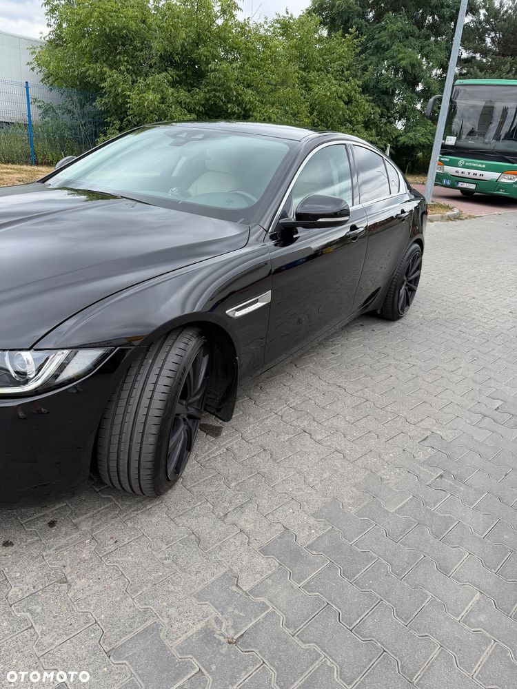 Jaguar XE 2.0 D Prestige - 3
