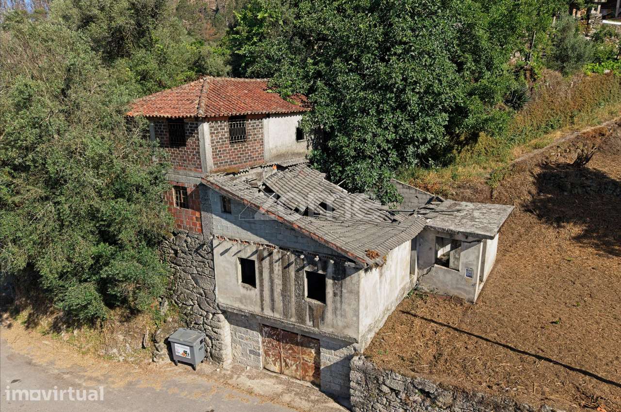 Ruína em Pedra para Reabilitação com Terreno – Seramil, Amares - Grande imagem: 2/18