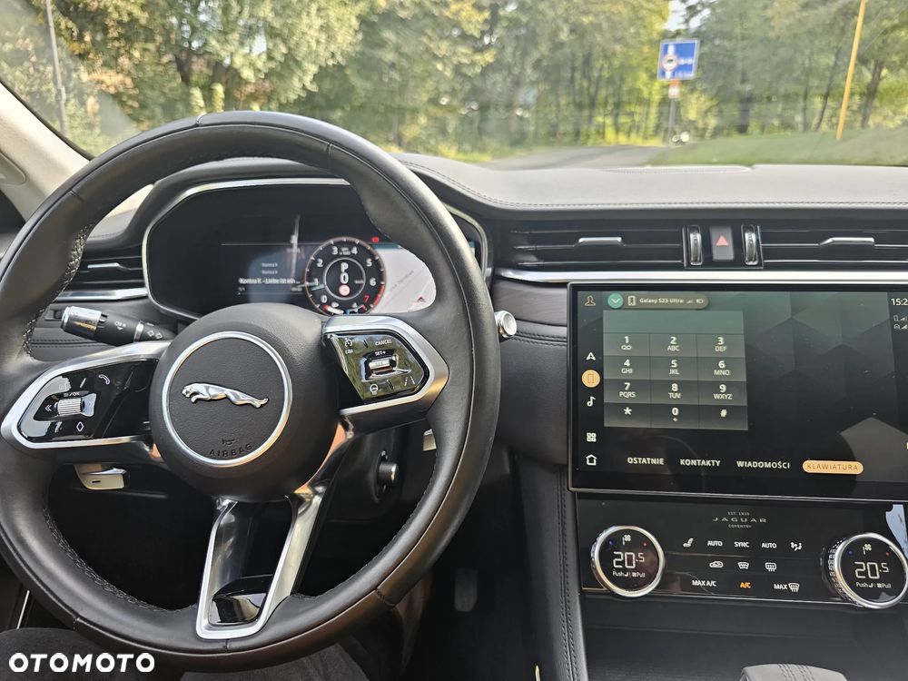 Jaguar F-Pace P250 AWD R-Dynamic HSE - 4