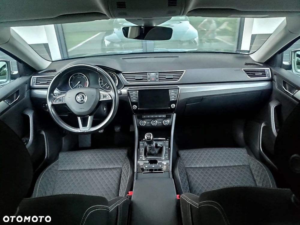 Skoda Superb 2.0 TDI Premium Edition - 8