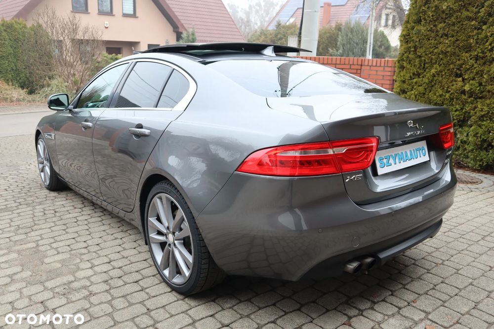 Jaguar XE 20d Prestige - 4