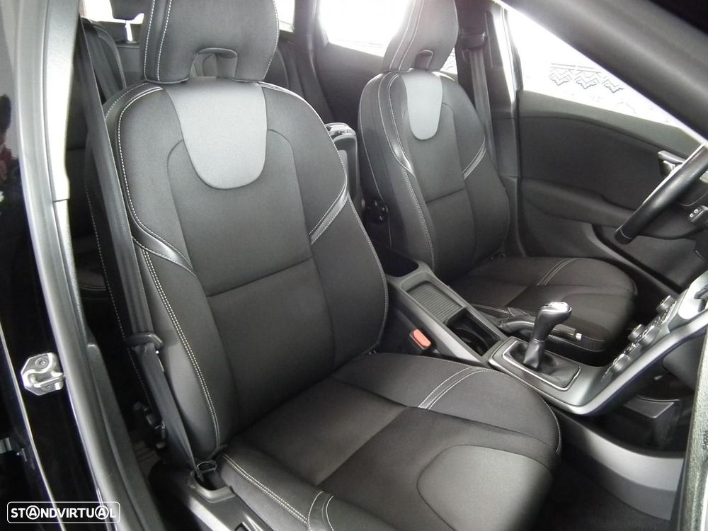 Volvo V40 2.0 D3 Momentum - 17