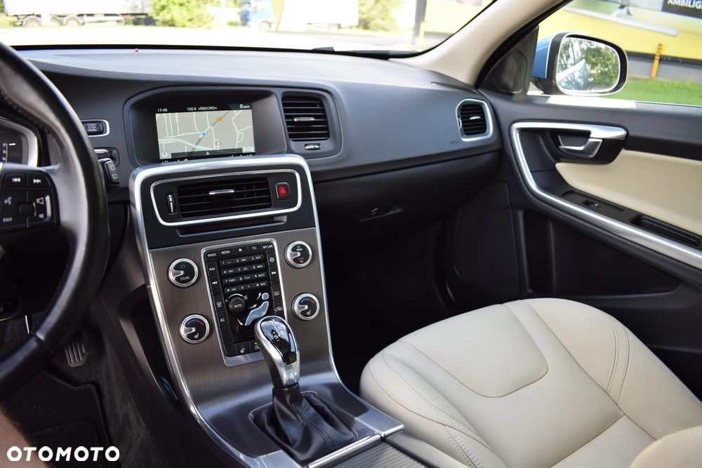 Volvo V60 D4 Geartronic Summum - 32